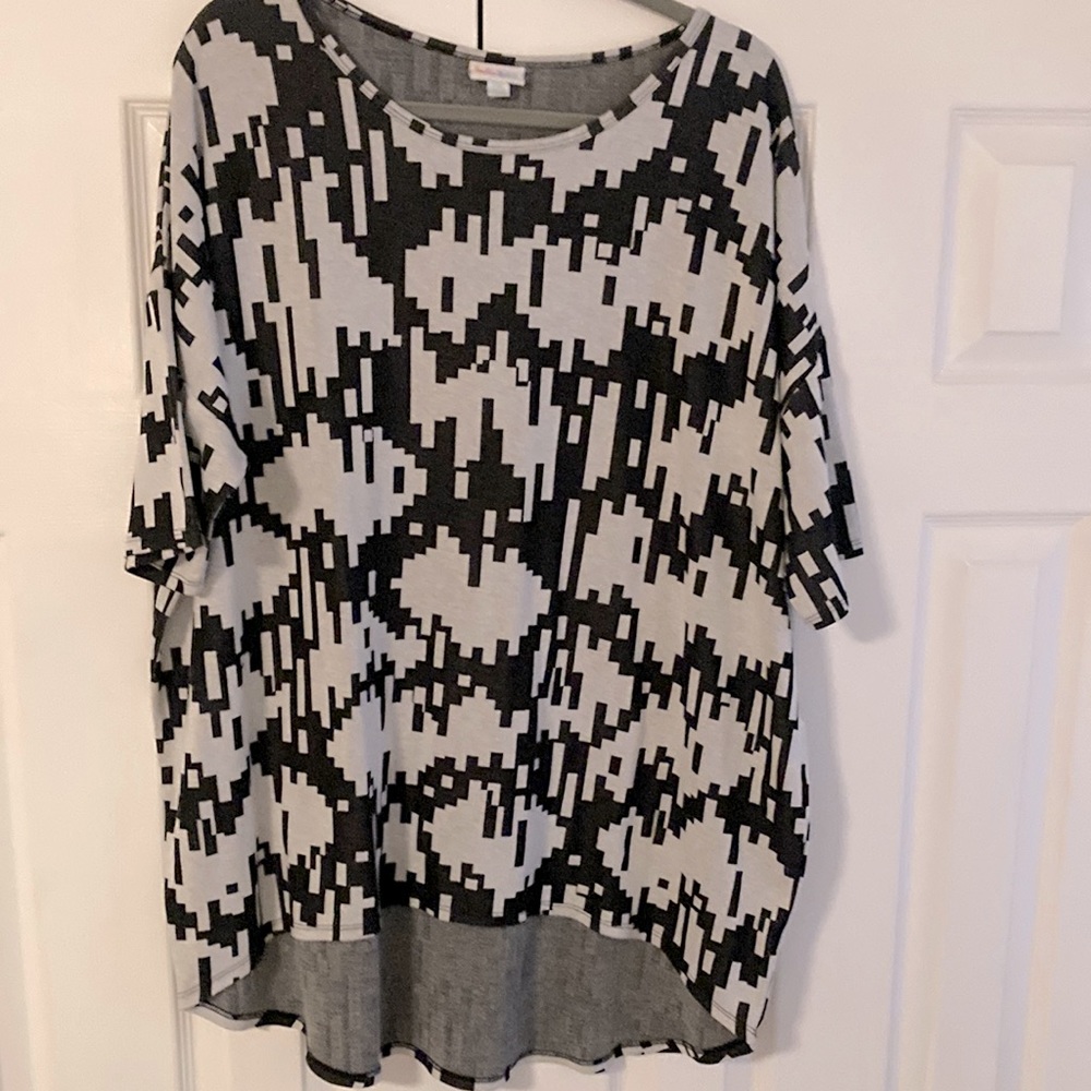 LuLaRoe women’s top longer in the back very good condition  2XL